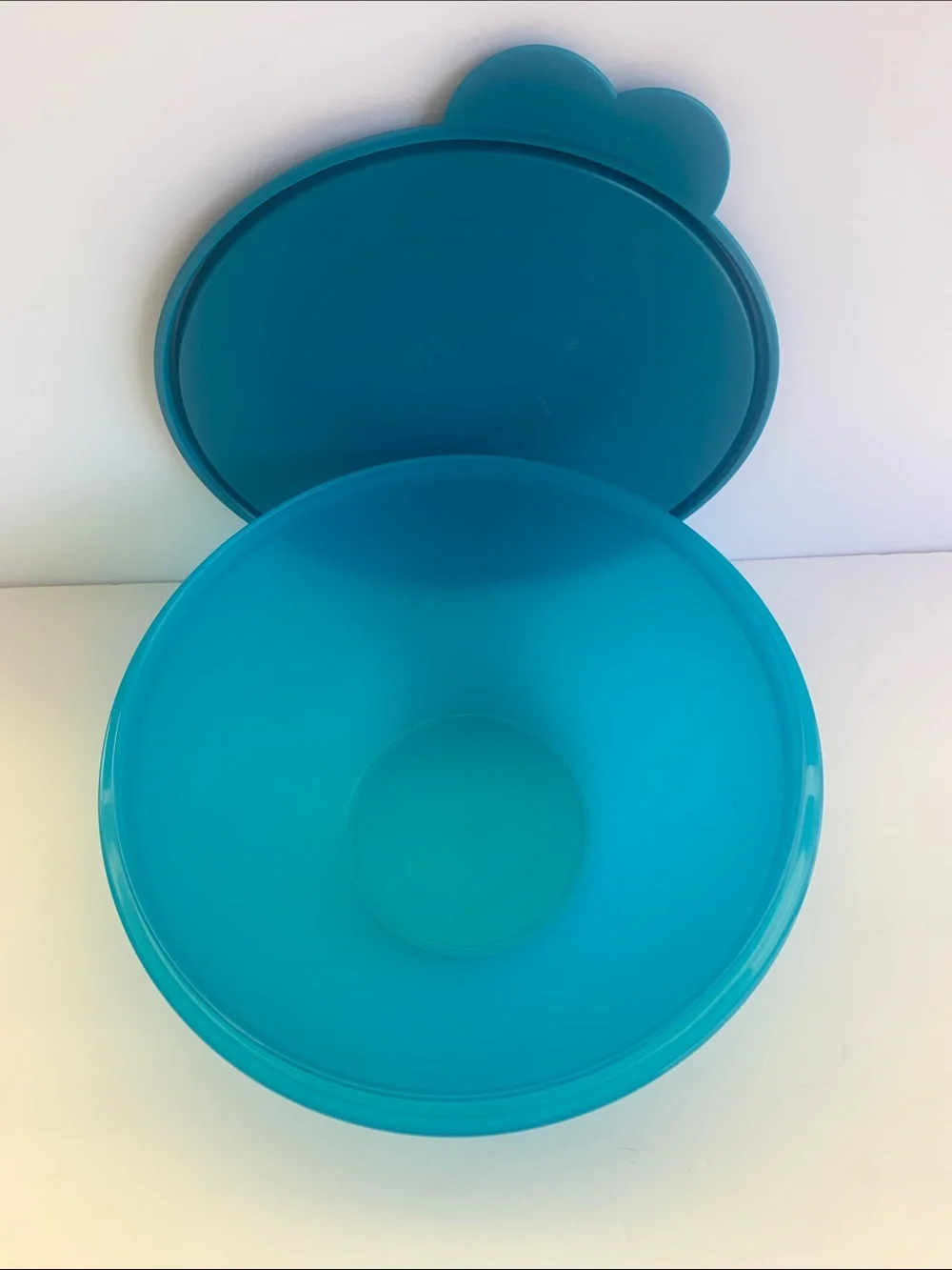 Tupperware Heritage Wonderlier Bowl Vintage 2L (8 3/4 Cups)  Blue  Color